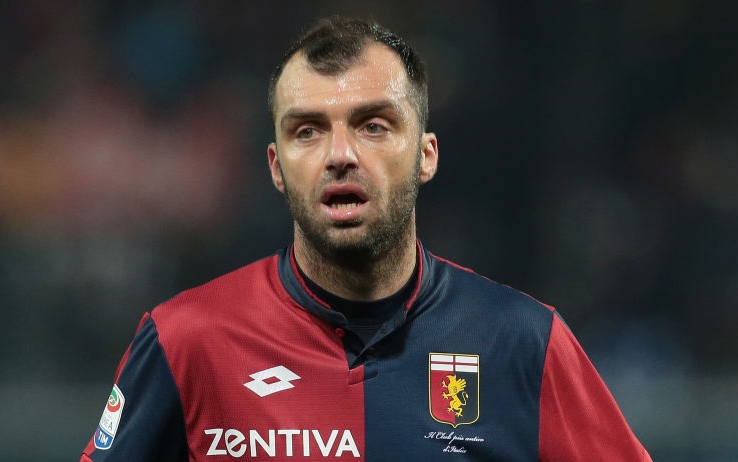 GENOA, ITALY - FEBRUARY 17:  Goran Pandev of Genoa CFC gestures during the serie A match between Genoa CFC and FC Internazionale at Stadio Luigi Ferraris on February 17, 2018 in Genoa, Italy.  (Photo by Emilio Andreoli/Getty Images)
