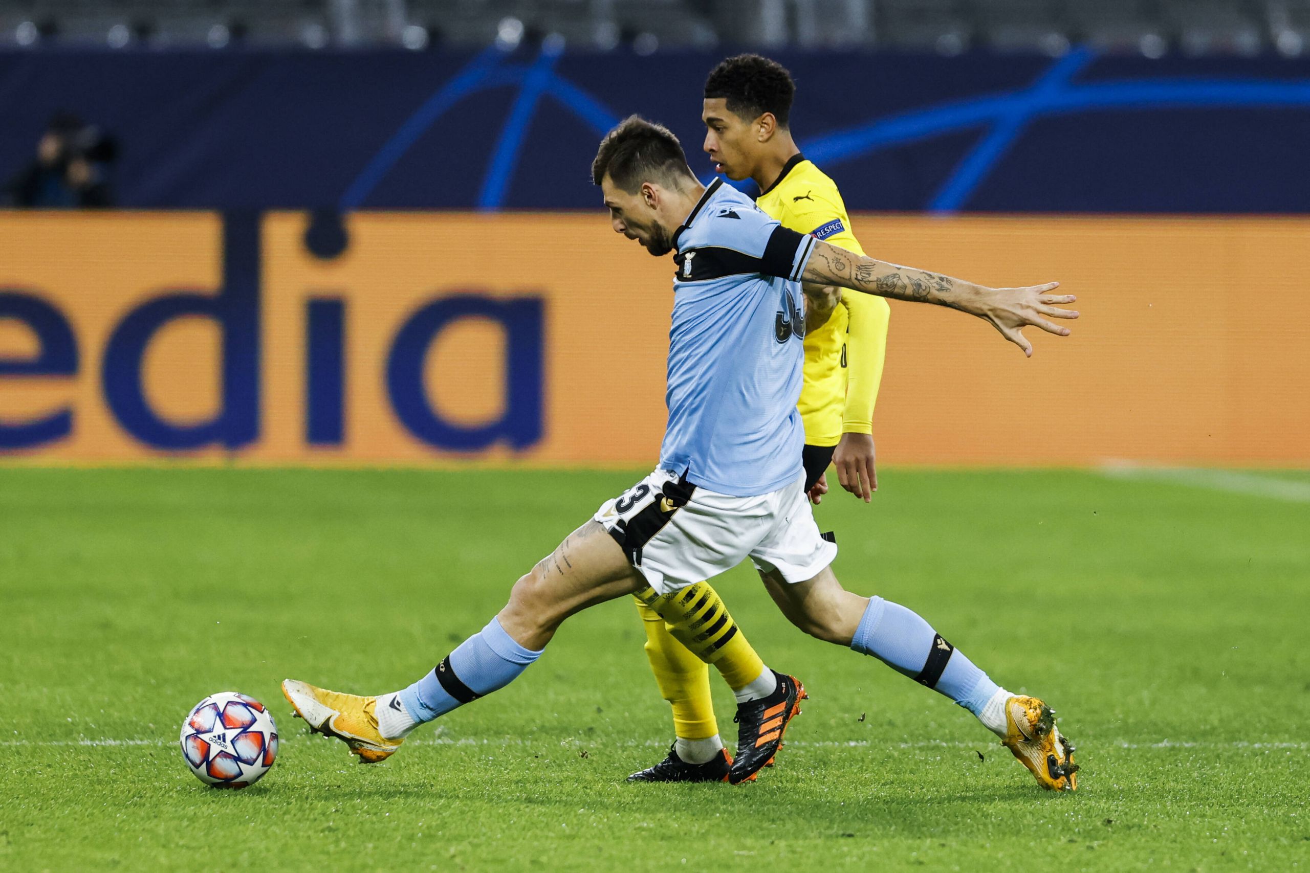 Dortmund, Signal-Iduna-Park, 02.12.20: Francesco Acerbi Rom, vorne gegen Jude Bellingham Dortmund im Championsleague Spiel Borussia Dortmund vs. Lazio Rom. *** Dortmund, Signal Iduna Park, 02 12 20 Francesco Acerbi Rom, ahead against Jude Bellingham Dortmund in the Championsleague match Borussia Dortmund vs Lazio Rom