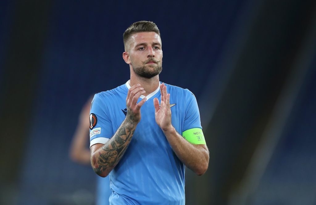 ROME, ITALY - SEPTEMBER 30: Sergej Milinkovic-Savic of SS Lazio applauds the fans after the UEFA Europa League group E match between SS Lazio and Lokomotiv Moskva at Olimpico Stadium on September 30, 2021 in Rome, Italy. (Photo by Paolo Bruno/Getty Images)