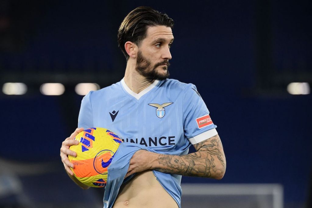 Lazio midfielder Luis Alberto wipes the ball with his jersey during the Italian Serie A football match between Lazio and Atalanta on January 22, 2022 at the Olympic stadium in Rome. (Photo by Filippo MONTEFORTE / AFP) (Photo by FILIPPO MONTEFORTE/AFP via Getty Images)