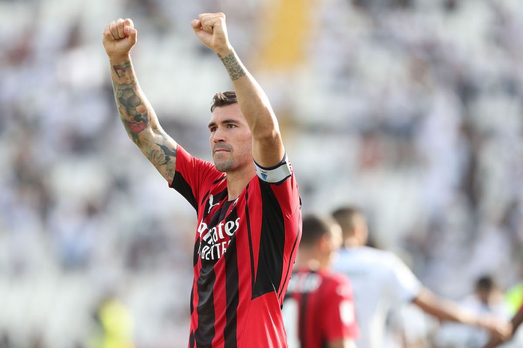 Alessio Romagnoli of AC Milan celebrates the victory after the Serie A match between Spezia Calcio and AC Milan at Stadio Alberto Picco on September 25, 2021 in La Spezia, Italy