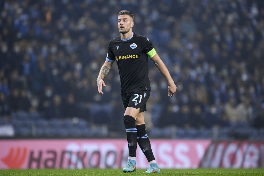 PORTO, PORTUGAL - FEBRUARY 17: Sergej Milinkovic-Savic of SS Lazio in action during the UEFA Europa League Knockout Round Play-Offs Leg One match between FC Porto and SS Lazio at Estadio do Dragao on February 17, 2022 in Porto, Portugal. (Photo by Octavio Passos/Getty Images)