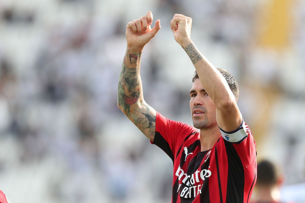 Alessio Romagnoli of AC Milan celebrates the victory after the Serie A match between Spezia Calcio and AC Milan at Stadio Alberto Picco on September 25, 2021 in La Spezia, Italy.