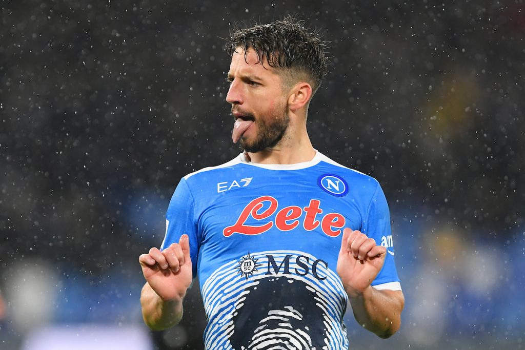 NAPLES, ITALY - NOVEMBER 28: Lazio linked Dries Mertens of SSC Napoli celebrates after scoring their side's second goal during the Serie A match between SSC Napoli and SS Lazio at Stadio Diego Armando Maradona on November 28, 2021 in Naples, Italy. (Photo by Francesco Pecoraro/Getty Images)