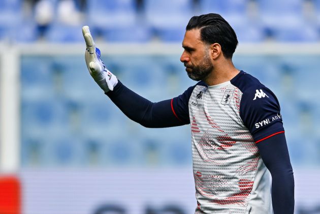 GENOA, ITALY - APRIL 24: Salvatore Sirigu of Genoa greets the crowd during his warm-up session prior to kick-off in the Serie A match between Genoa CFC and Cagliari Calcio at Stadio Luigi Ferraris on April 24, 2022 in Genoa, Italy. (Photo by Getty Images)