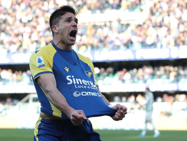 VERONA, ITALY - FEBRUARY 27: Arsenal and Lazio linked Giovanni Simeone of Hellas Verona celebrates after scoring the opening goal during the Serie A match between Hellas Verona and Venezia FC at Stadio Marcantonio Bentegodi on February 27, 2022 in Verona, Italy. (Photo by Emilio Andreoli/Getty Images)