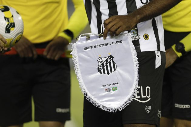 BARUERI, BRAZIL - MAY 21: Santos, owners of Pedrinho, team pennant delivered to the opponent before the match between Santos and Ceara as part of Brasileirao Series A 2022 at Arena Barueri on May 21, 2022 in Barueri, Brazil. (Photo by Ricardo Moreira/Getty Images)