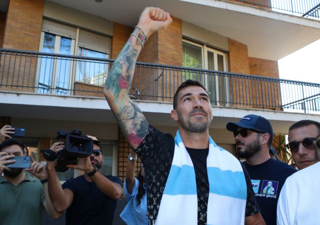 ROME, ITALY - JULY 12: SS Lazio new signing Alessio Romagnoli greets the fans during the medical tests at Paideia Hospital on July 12, 2022 in Rome, Italy. (Photo by Paolo Bruno/Getty Images)