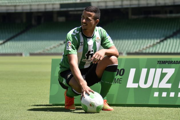 Real Betis' new Italian-Brazilian defender Luiz Felipe poses for pictures during his official presentation at the Benito Villamarin stadium in Seville, on July 21, 2022. (Photo by CRISTINA QUICLER / AFP) (Photo by CRISTINA QUICLER/AFP via Getty Images)