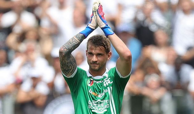 LA SPEZIA, ITALY - MAY 22: Ivan Provedel goalkeeper of Spezia Calcio greets the fans after during the Serie A match between Spezia Calcio and SSC Napoli at Stadio Alberto Picco on May 22, 2022 in La Spezia, Italy. (Photo by Gabriele Maltinti/Getty Images)