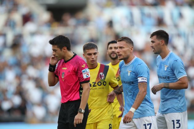 ROME, ITALY - AUGUST 14: SS Lazio players protest against the referee Luca Massimi during the Serie A match between SS Lazio and Bologna FC at Stadio Olimpico on August 14, 2022 in Rome, Italy. (Photo by Paolo Bruno/Getty Images)