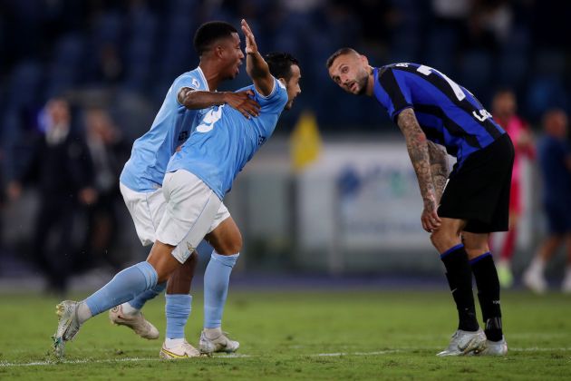 ROME, ITALY - AUGUST 26: Pedro of SS Lazio celebrates with teammate Marcos Antonio after scoring their team's third goal as Marcelo Brozovic of FC Internazionale looks dejected during the Serie A match between SS Lazio and FC Internazionale at Stadio Olimpico on August 26, 2022 in Rome, Italy. (Photo by Paolo Bruno/Getty Images)