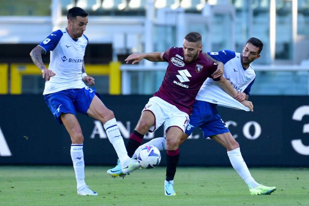 TURIN, ITALY - AUGUST 20: Matias Vecino and Danilo Cataldu of SS Lazio compete for the ball with Nikola Vlasic during the Serie A match between Torino FC and SS Lazio at Stadio Olimpico di Torino on August 20, 2022 in Turin, Italy. (Photo by Marco Rosi - SS Lazio/Getty Images)