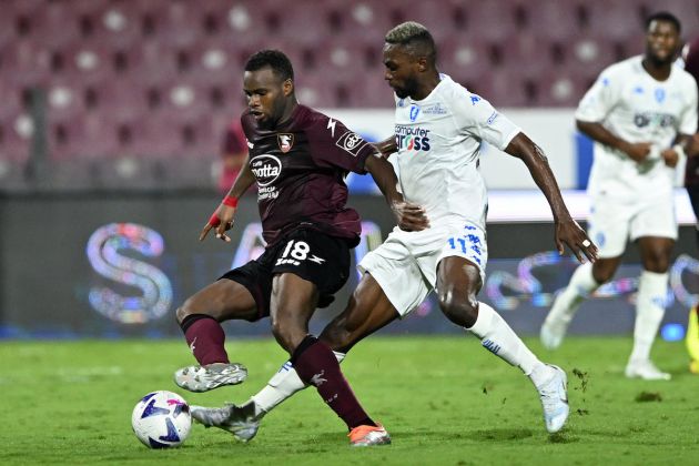 SALERNO, ITALY - SEPTEMBER 05: Lassana Coulibaly of Salernitana vies with Jean Daniel Akpa Akpro of Empoli FC during the Serie A match between Salernitana and Empoli FC at Stadio Arechi on September 05, 2022 in Salerno, Italy. (Photo by Francesco Pecoraro/Getty Images)