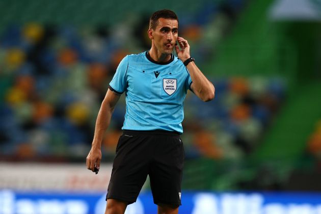 LISBON, PORTUGAL - SEPTEMBER 24: Referee Nikola Dabanovic gives instructions during the UEFA Europa League third qualifying round match between Sporting CP and Aberdeen at Estadio Jose Alvalade on September 24, 2020 in Lisbon, Portugal. Football Stadiums around Europe remain empty due to the Coronavirus Pandemic as Government social distancing laws prohibit fans inside venues resulting in fixtures being played behind closed doors. (Photo by Carlos Rodrigues/Getty Images)