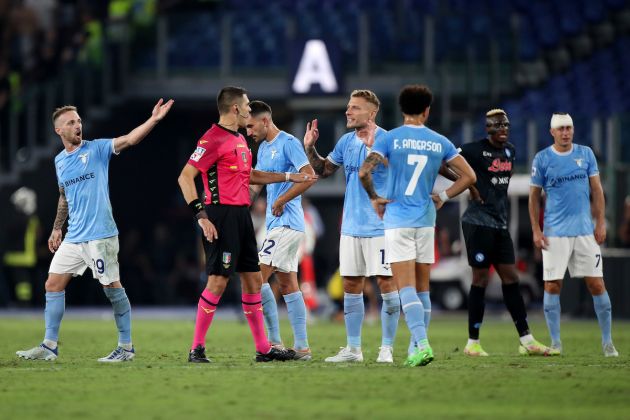ROME, ITALY - SEPTEMBER 03: Referee Simone Sozza speaks with Ciro Immobile of SS Lazio during the Serie A match between SS Lazio and SSC Napoli at Stadio Olimpico on September 03, 2022 in Rome, Italy. (Photo by Paolo Bruno/Getty Images)