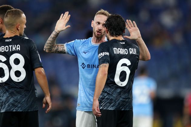 ROME, ITALY - SEPTEMBER 03: Manuel Lazzari of SS Lazio argues with Mario Rui of Napoli during the Serie A match between SS Lazio and SSC Napoli at Stadio Olimpico on September 03, 2022 in Rome, Italy. (Photo by Paolo Bruno/Getty Images)