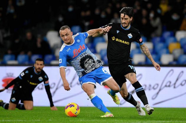 NAPLES, ITALY - NOVEMBER 28: Luis Alberto of SS Lazio compete for the ball with Stanislav Lobotka of SSC Napoli during the Serie A match between SSC Napoli and SS Lazio at Stadio Diego Armando Maradona on November 28, 2021 in Naples, Italy. (Photo by Marco Rosi - SS Lazio/Getty Images)