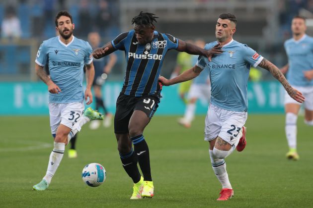 BERGAMO, ITALY - OCTOBER 30: Duvan Zapata of Atalanta BC competes for the ball with Elseid Hysaj of SS Lazio during the Serie A match between Atalanta BC and SS Lazio at Gewiss Stadium on October 30, 2021 in Bergamo, Italy. (Photo by Emilio Andreoli/Getty Images)