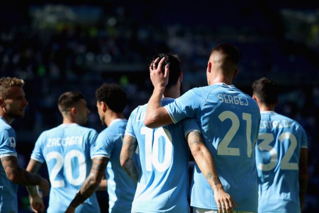 ROME, ITALY - OCTOBER 02: Sergej Milinkovic Savic with his teammates of SS Lazio celebrates after scoring the team's third goal during the Serie A match between SS Lazio and Spezia Calcio at Stadio Olimpico on October 2, 2022 in Rome, Italy. (Photo by Paolo Bruno/Getty Images)