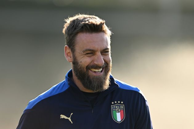 FLORENCE, ITALY - MARCH 22: Assistant coach Daniele De Rossi of Italy smiles during a Italy training session at Centro Tecnico Federale di Coverciano on March 22, 2022 in Florence, Italy. (Photo by Claudio Villa/Getty Images)