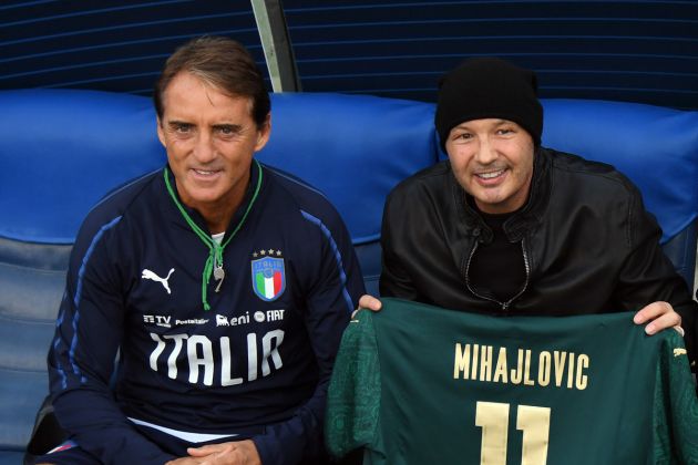 ROME, ITALY - OCTOBER 11: Head coach Italy Roberto Mancini, Sinisa Mihajlovic pose for a photo prior to the Italy training session at Stadio Olimpico on October 11, 2019 in Rome, Italy. (Photo by Claudio Villa/Getty Images)