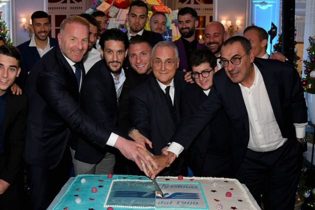 ROME, ITALY - DECEMBER 14: SS Lazio president Claudio Lotito with his head coach Maurizio Sarri and players cut the cake during the SS Lazio xmas dinner at the Grand hotel in Rome on December 14, 2021 in Rome, Italy. (Photo by Marco Rosi - SS Lazio/Getty Images)