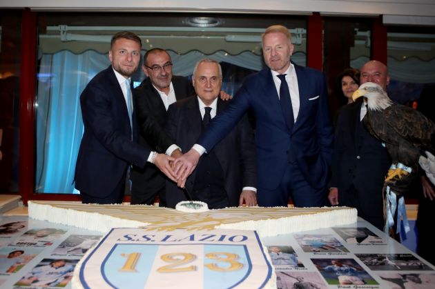 ROME, ITALY - JANUARY 09: Claudio Lotito and Maurizio Sarri cut the cake with his players as part of the SS Lazio 123 years celebration at the Rome Cavalieri on January 09, 2023 in Rome, Italy. (Photo by Marco Rosi - SS Lazio/Getty Images)