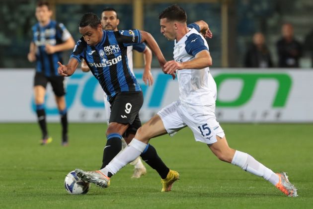 BERGAMO, ITALY - OCTOBER 23: Luis Muriel of Atalanta BC is challenged by Nicolo Casale of SS Lazio during the Serie A match between Atalanta BC and SS Lazio at Gewiss Stadium on October 23, 2022 in Bergamo, Italy. (Photo by Emilio Andreoli/Getty Images)