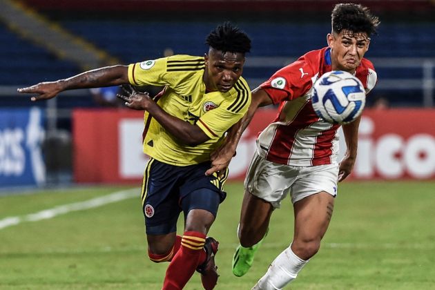 Colombia's Edier Ocampo (L) and Paraguay's Diego Gonzalez (R) vie for the ball during their South American under-20 first-round football match at the Pascual Guerrero stadium in Cali, Colombia, on January 19, 2023. (Photo by JOAQUIN SARMIENTO / AFP) (Photo by JOAQUIN SARMIENTO/AFP via Getty Images)