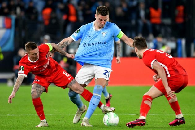 ROME, ITALY - MARCH 07: Sergej Milinkovic Savic of SS Lazio compete for the ball with Jordy Clasie of AZ Alkmaar during the UEFA Europa Conference League round of 16 leg one match between SS Lazio and AZ Alkmaar at Stadio Olimpico on March 07, 2023 in Rome, Italy. (Photo by Marco Rosi - SS Lazio/Getty Images)