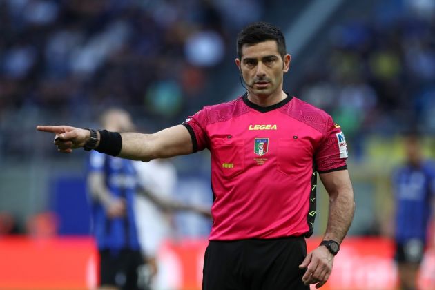 MILAN, ITALY - APRIL 01: Referee Fabio Maresca during the Serie A match between FC Internazionale and ACF Fiorentina at Stadio Giuseppe Meazza on April 01, 2023 in Milan, Italy. (Photo by Marco Luzzani/Getty Images)