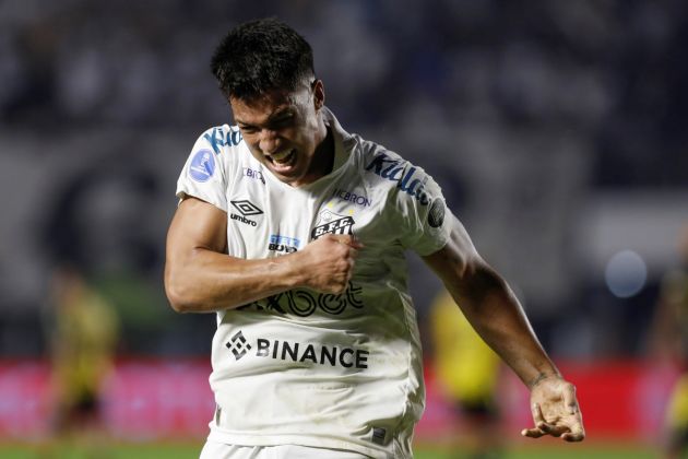 SANTOS, BRAZIL - JULY 06: Marcos Leonardo of Santos celebrate after scoring the first goal of his team during a Copa CONMEBOL Sudamericana 2022 round of sixteen second leg match between Santos and Deportivo Tachira at Vila Belmiro Stadium on July 06, 2022 in Santos, Brazil. (Photo by Ricardo Moreira/Getty Images)