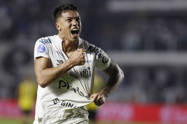 SANTOS, BRAZIL - JULY 06: Marcos Leonardo of Santos celebrate after scoring the first goal of his team during a Copa CONMEBOL Sudamericana 2022 round of sixteen second leg match between Santos and Deportivo Tachira at Vila Belmiro Stadium on July 06, 2022 in Santos, Brazil. (Photo by Ricardo Moreira/Getty Images)