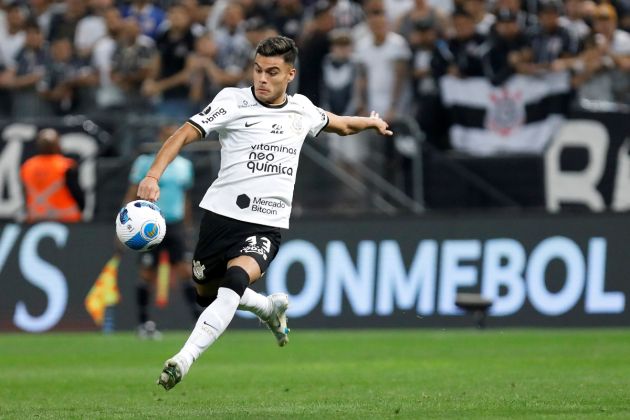 SAO PAULO, BRAZIL - AUGUST 02: Fausto Vera of Corinthians kicks the ball during a Copa Libertadores quarter final first leg match between Corinthians and Flamengo at Neo Quimica Arena on August 02, 2022 in Sao Paulo, Brazil. (Photo by Ricardo Moreira/Getty Images)