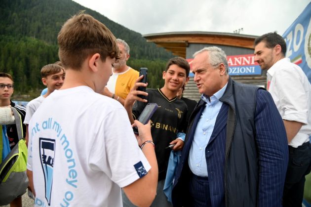 AURONZO DI CADORE, ITALY - JULY 21: SS Lazio President Claudio Lotito poses for a selfie with fans during the SS Lazio training session day 10 on July 21, 2023 in Auronzo di Cadore, Italy. (Photo by Marco Rosi - SS Lazio/Getty Images)