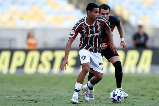 RIO DE JANEIRO, BRAZIL - APRIL 22: Alexsander of Fluminense fights for the ball with Pablo of Athletico Paranaense during the match between Fluminense and Athletico Paranaense as part of Brasileirao 2023 at Maracana Stadium on April 22, 2023 in Rio de Janeiro, Brazil. (Photo by Buda Mendes/Getty Images)