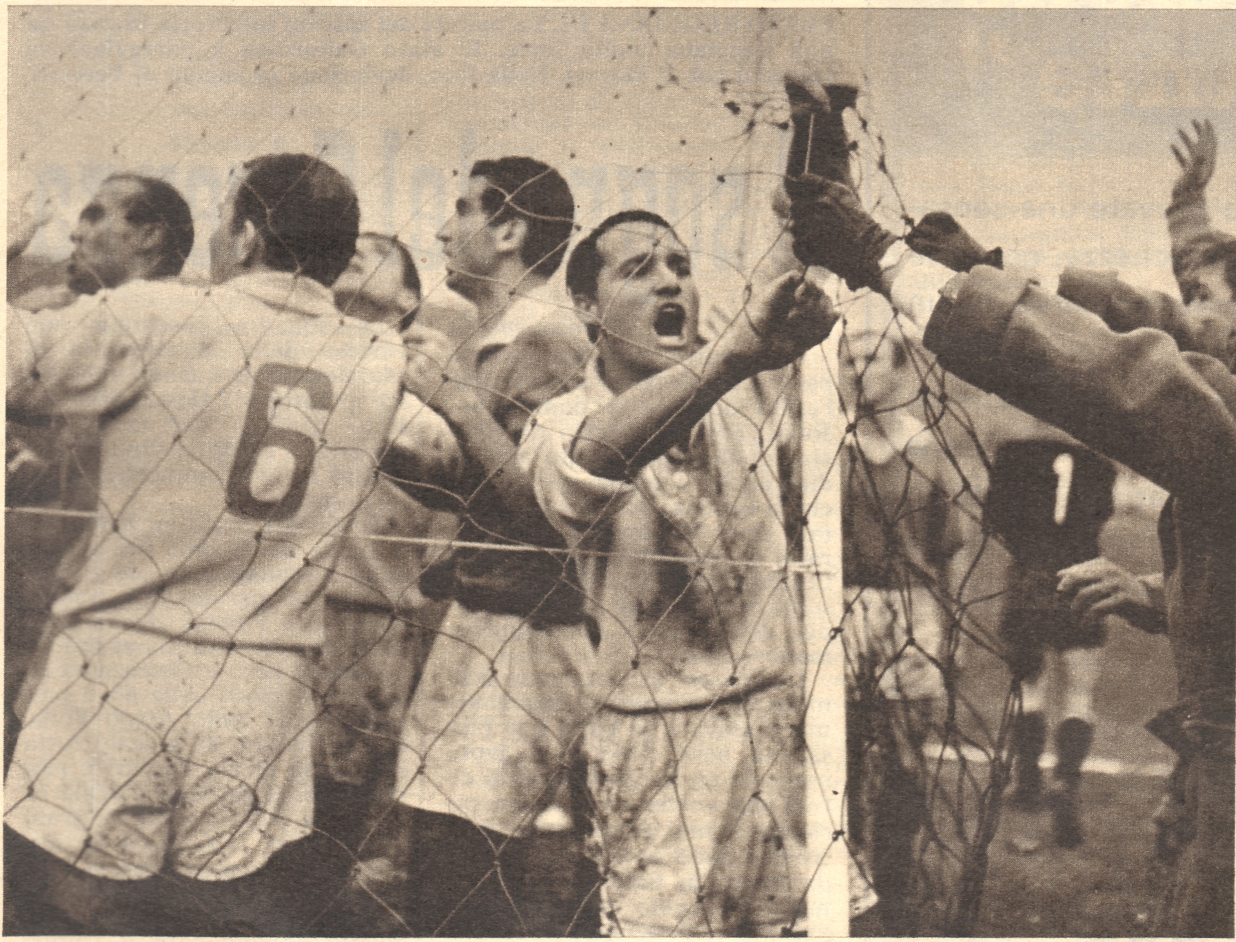 Adelmo Eufemi shows the hole in the net in Lazio Napoli 1962.