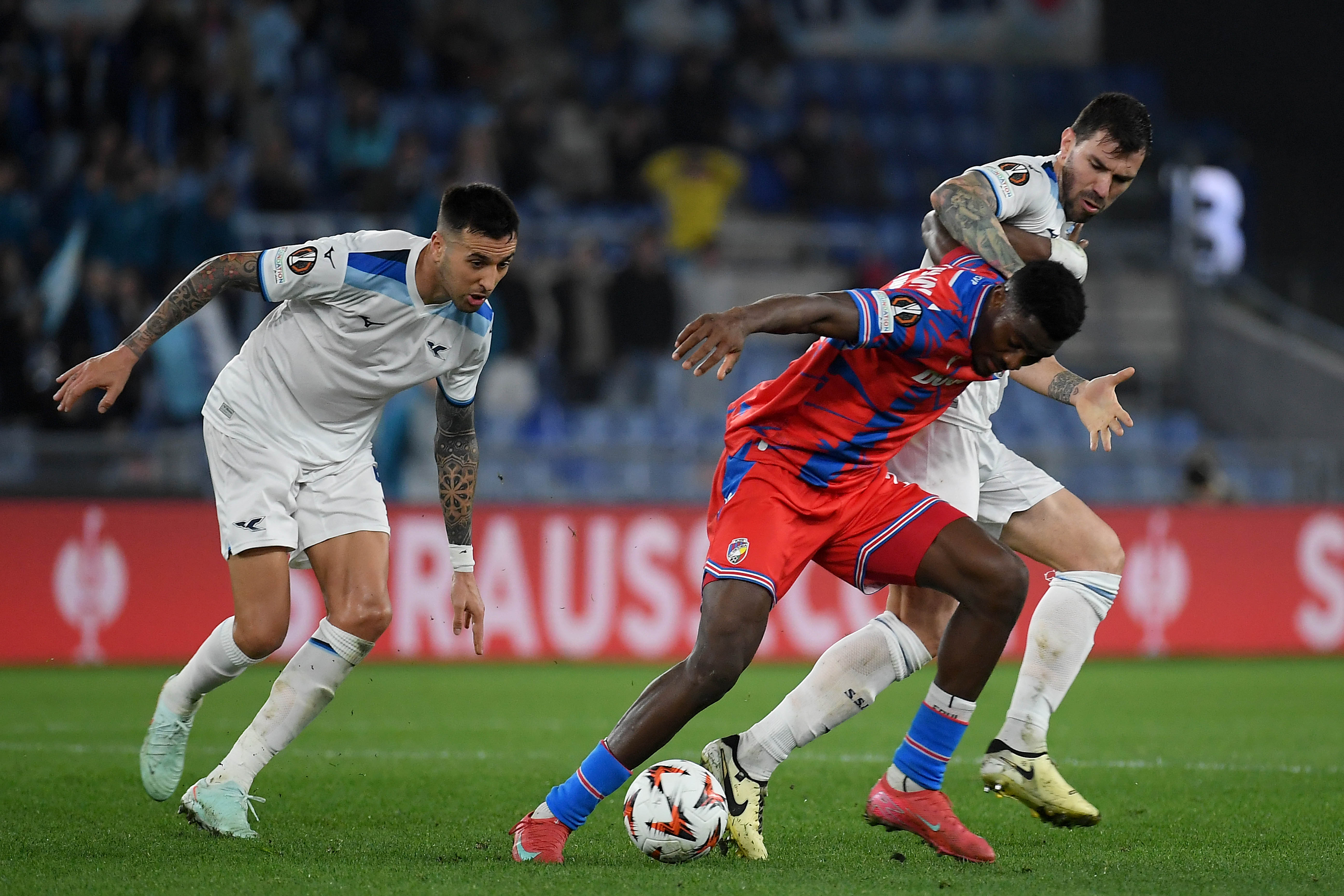 Rafiu Durosinmi against Lazio defenders