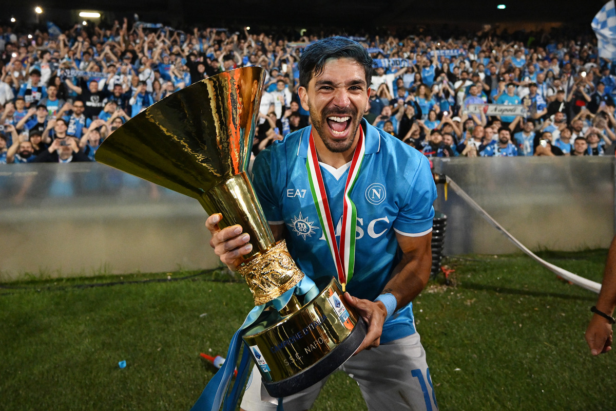 Giovanni Simeone celebrates Scudetto triumph
