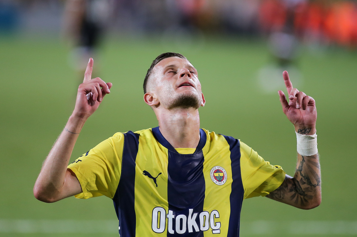 Sebastian Szymanski in action for Fenerbahce
