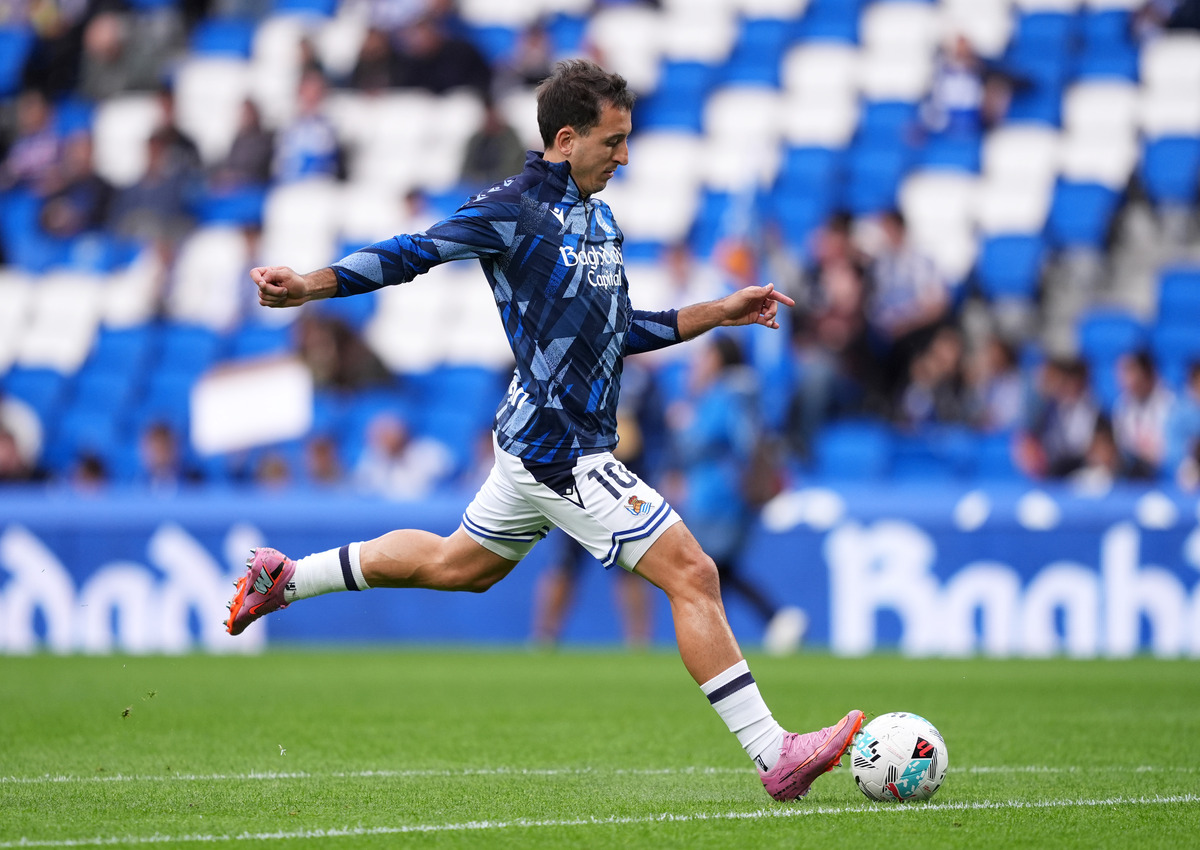 Mikel Oyarzabal warming up