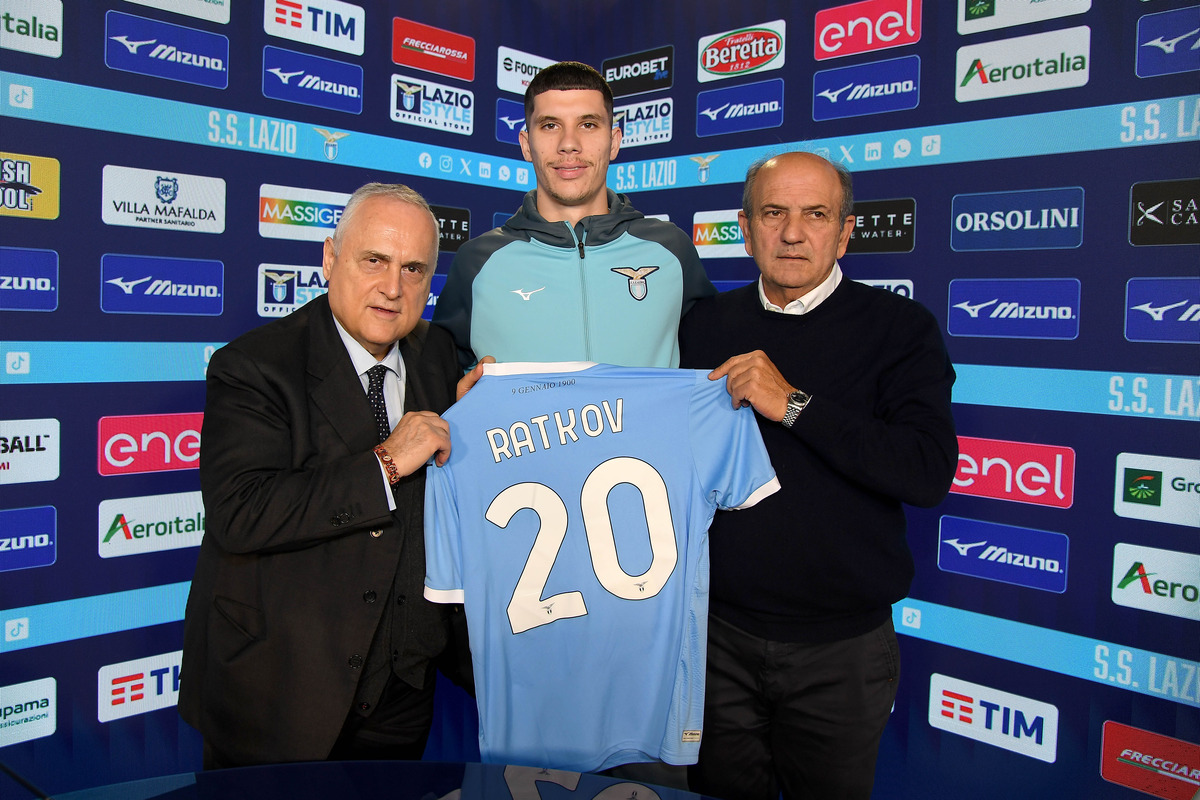 Petar Ratkov with Claudio Lotito and Agnelo Fabiani