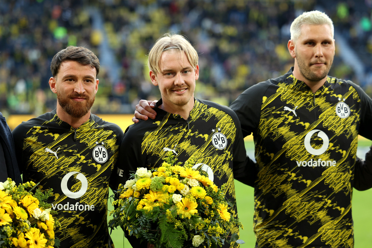 Julian Brandt with his BVB teammates