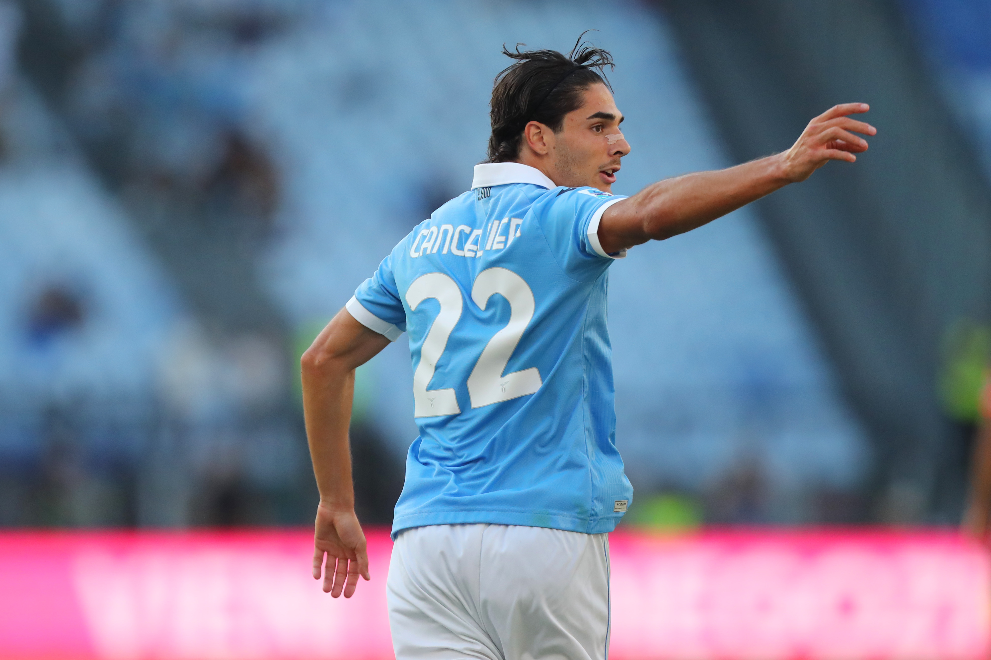 O jogador da Lazio Matteo Cancellieri sofreu uma lesão na perna durante as férias