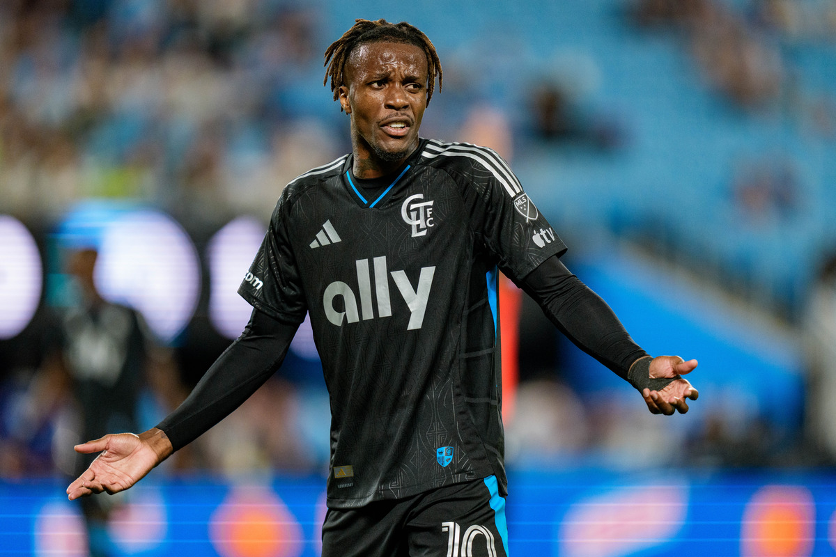 A Lazio está adotando uma abordagem ‘concreta’ para o ex-atacante do Manchester United Wilfried Zaha